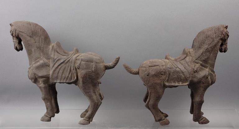 FIGURINER, 2 st, järn, Tang-stil, Kina.