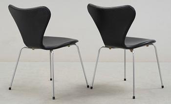 STOLAR, ett par, "Sjuan", Arne Jacobsen, Fritz Hansen, formgiven 1955.