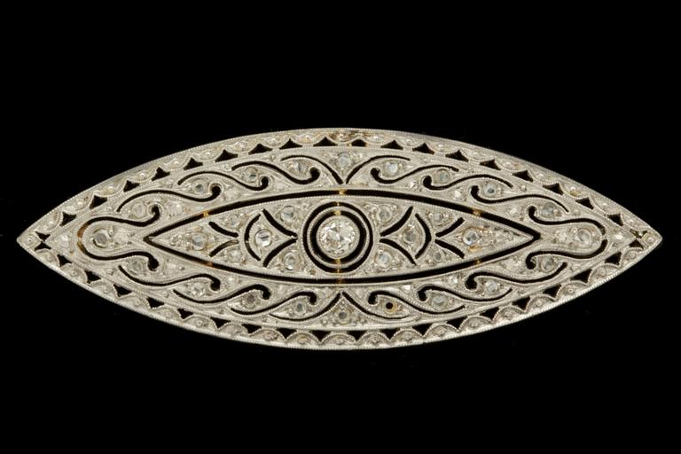 BROSCH, 18 k guld med gammalslipad diamant ca 0,05 ct samt rosenslipade diamanter. Vikt ca 6 g.