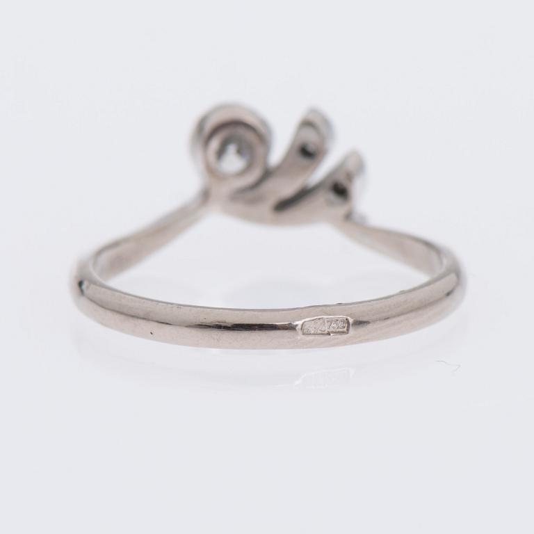 RING, 18K vitguld, 7 briljantslipade diamanter tot. ca 0,26 ct. Kultakeskus.