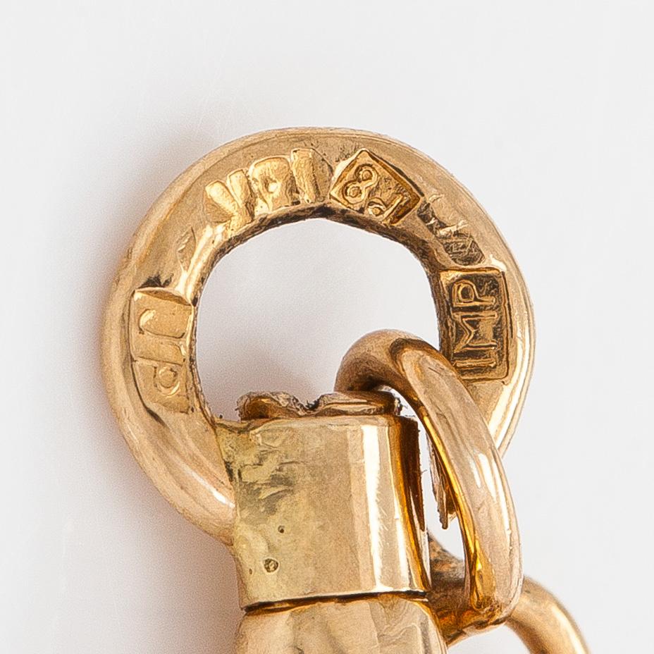 An 18K gold qatch chain.