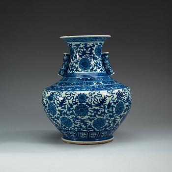 A magnificent blue and white vase, late Qing dynasty (1644-1912).