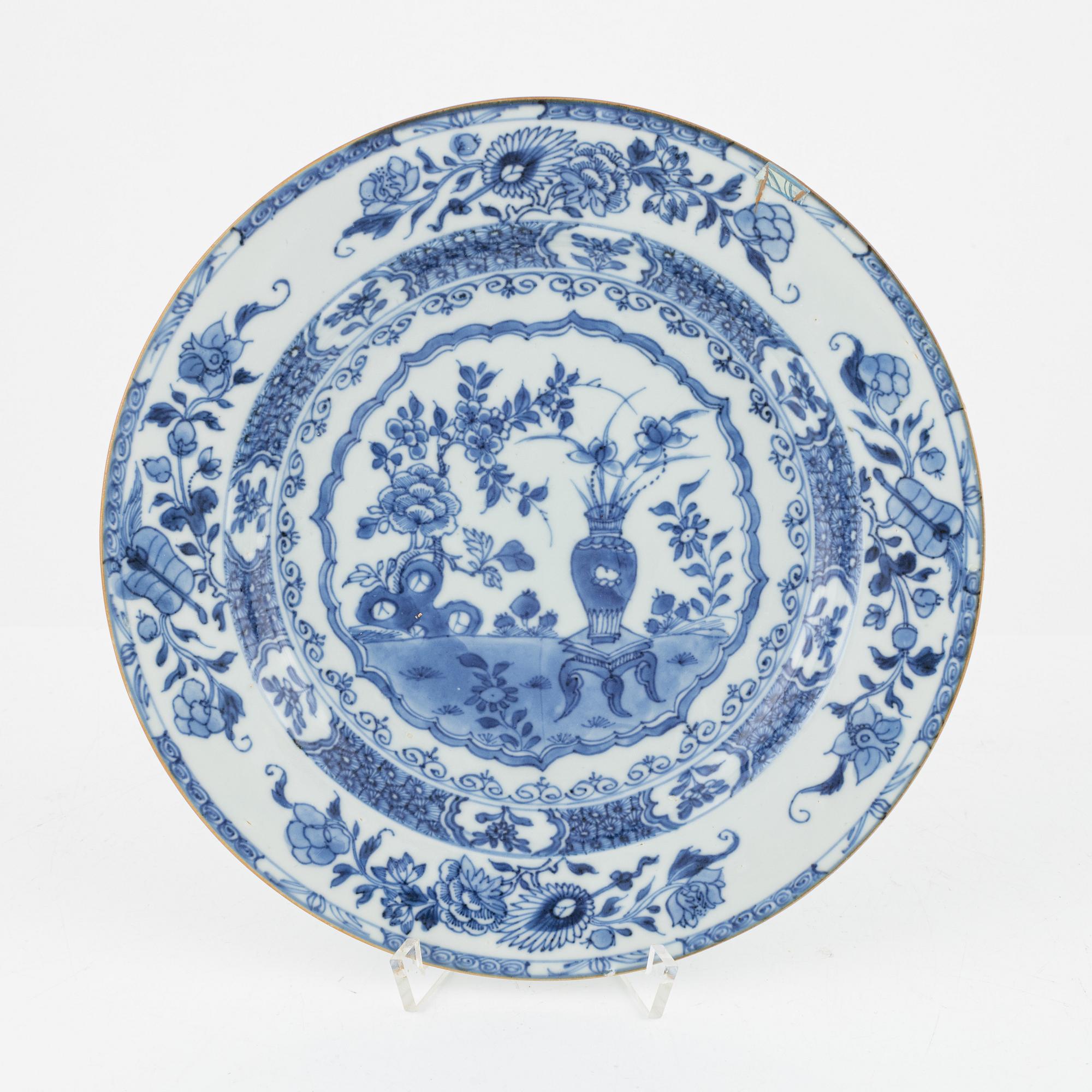 Servisdelar, porslin, 43 st, Kina, Qingdynastin, mestadels Qianlong (1735-95).
