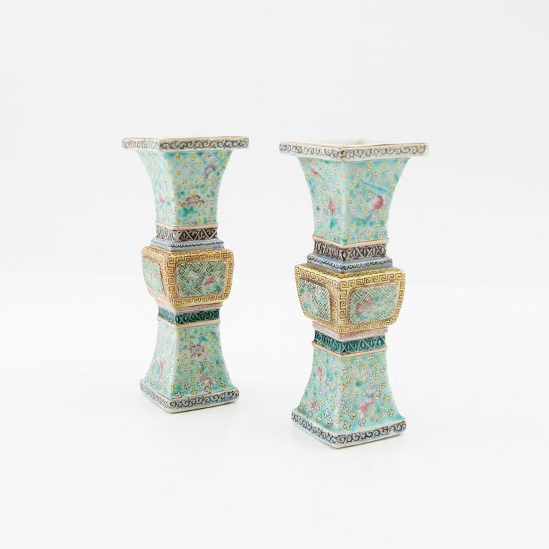 Miniature vases, a pair from China, Qing dynasty, late 19th/early 20th century, porcelain.