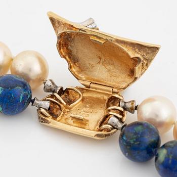 Ole Lynggaard, spänne i  18K guld med briljantslipad diamant.