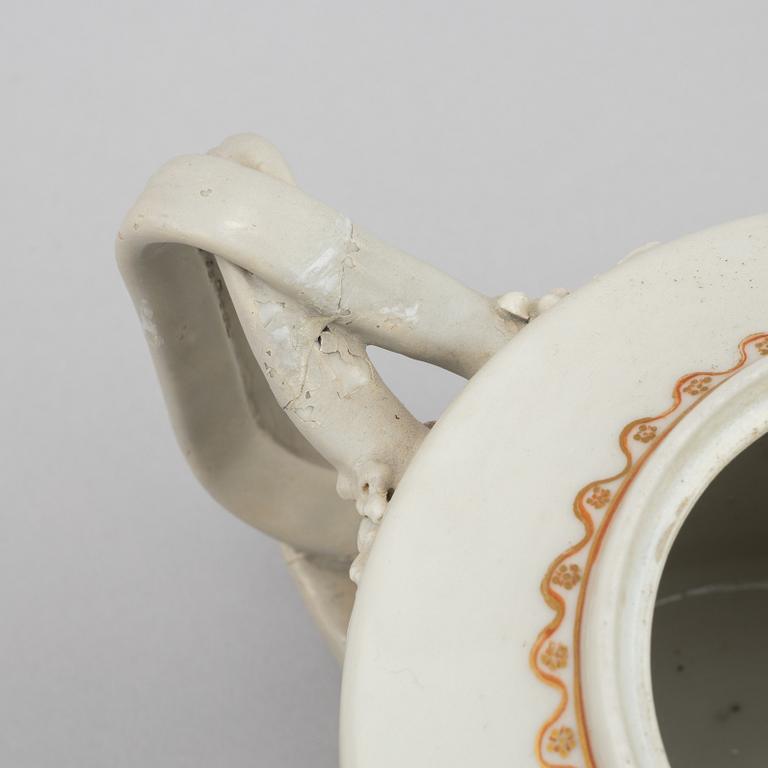 Koppar med fat, fyra st samt kanna, porslin, Qingdynastin, Qianlong (1736-95).