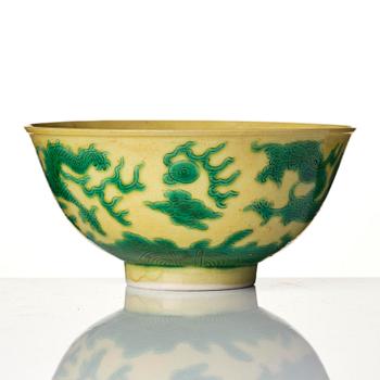 A yellow ground green enamelled 'dragon' bowl, Qing dynasty, Kangxi mark and of the period (1662-1722).