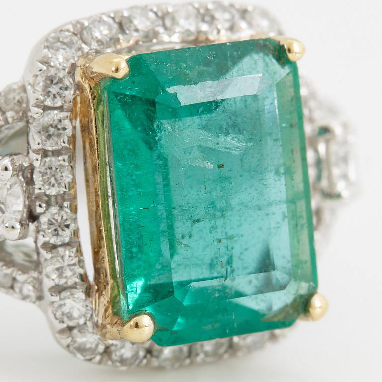RING, med smaragd ca 2.20 ct samt briljantslipade diamanter ca 0.55 ct.