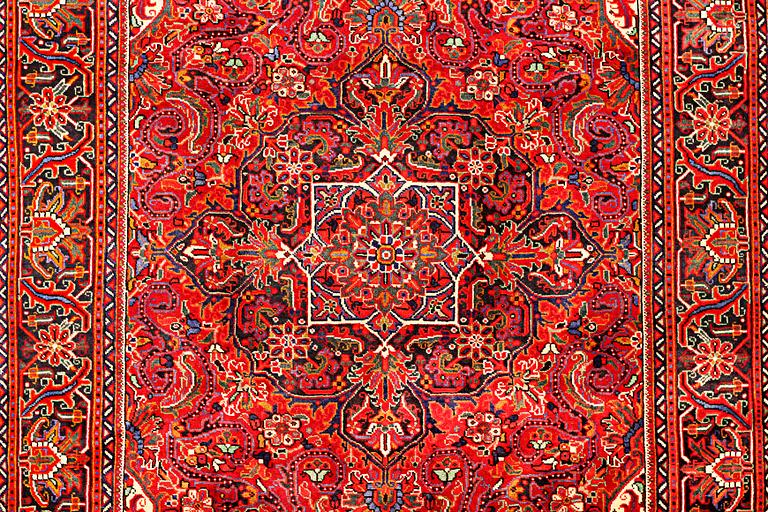 A Heris carpet, a. 295 x 207 cm.