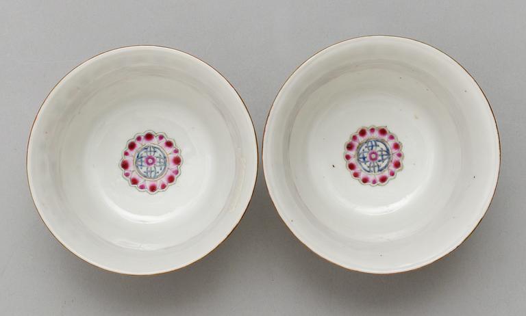 A pair of famille rose bowls, prob late Qing dynasty (1644-1920).