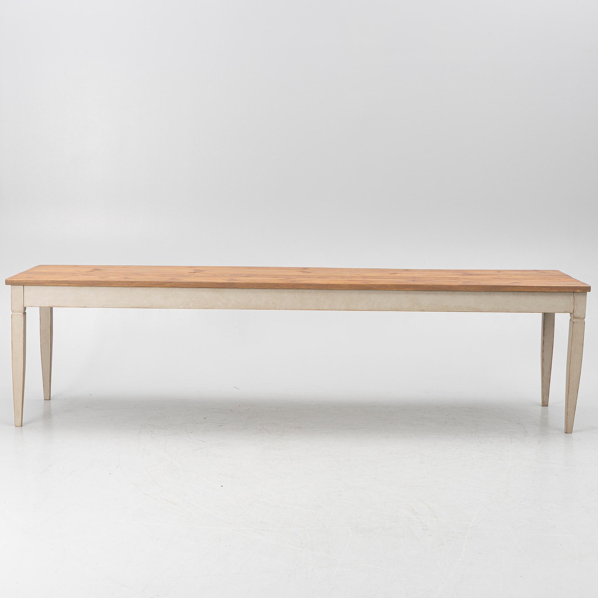 Matbord, samtida tillverkning.