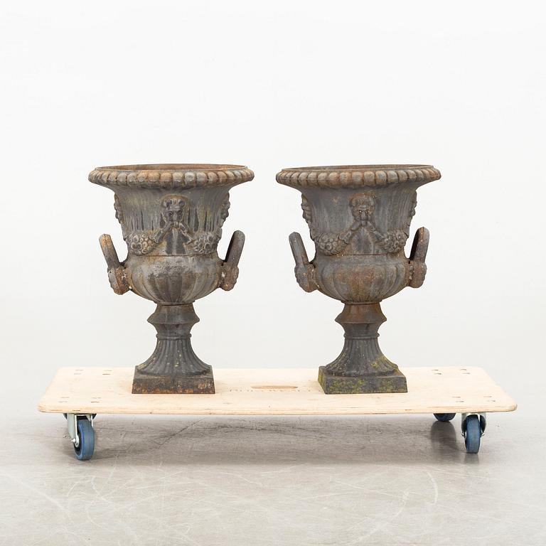 TRÄDGÅRDSURNOR ett par gjutjärn 1900-tal.