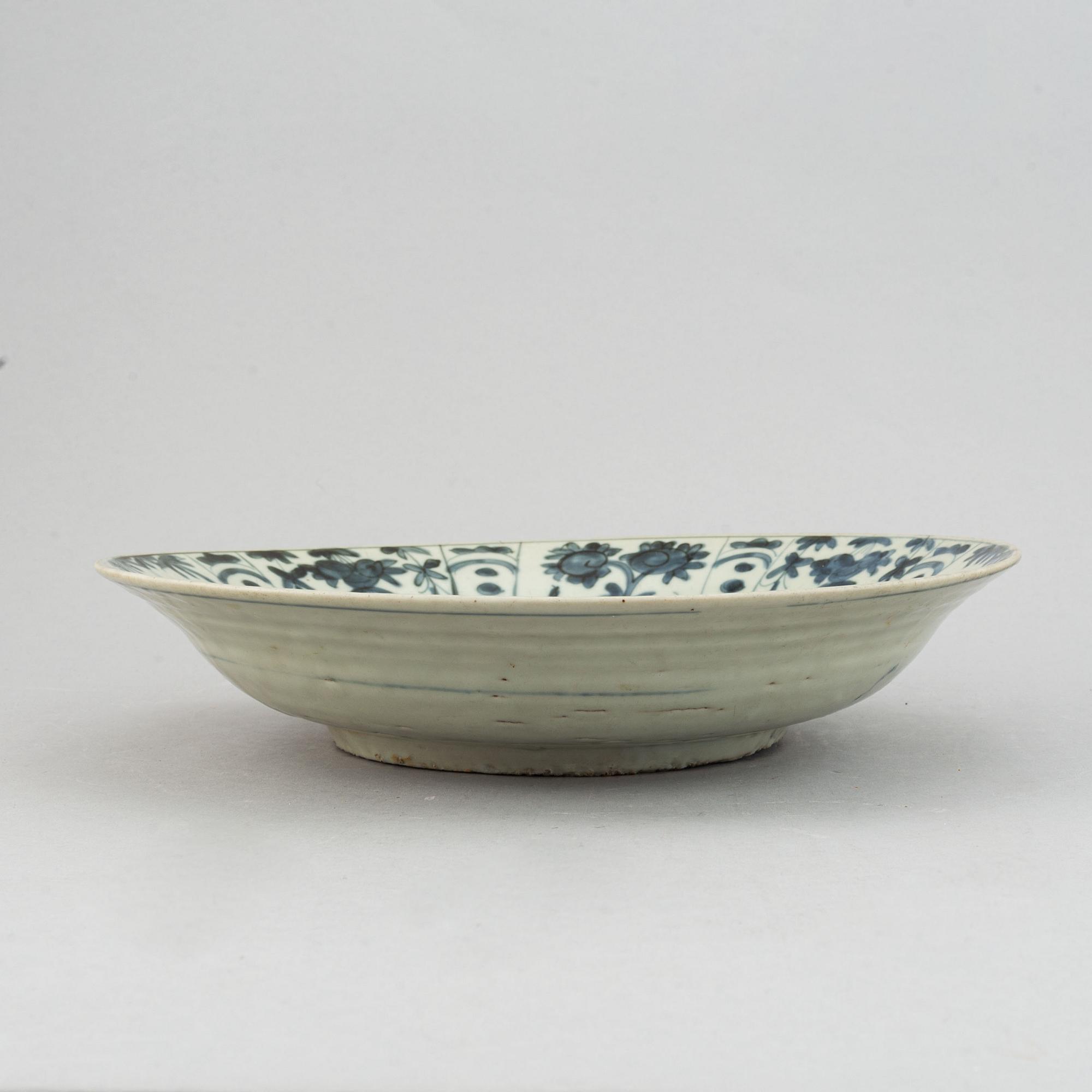 A blue and white dish, Mingdynasty, Swatow, for the South East Asian market.