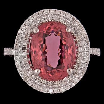 1050. A pink tourmaline, 3.13 cts, and brilliant cut diamond ring, tot. 0.58 cts.