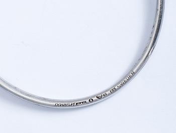 ARMRING, sterlingsilver med grön sten, Birger Haglund, Stockholm, 1955. Totalvikt ca 30 g.