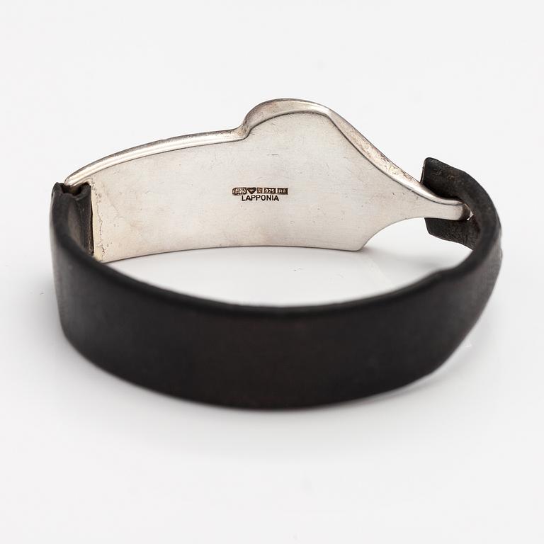 Björn Weckström, A sterling silver and leather bracelet "Inclination". Lapponia 1985.