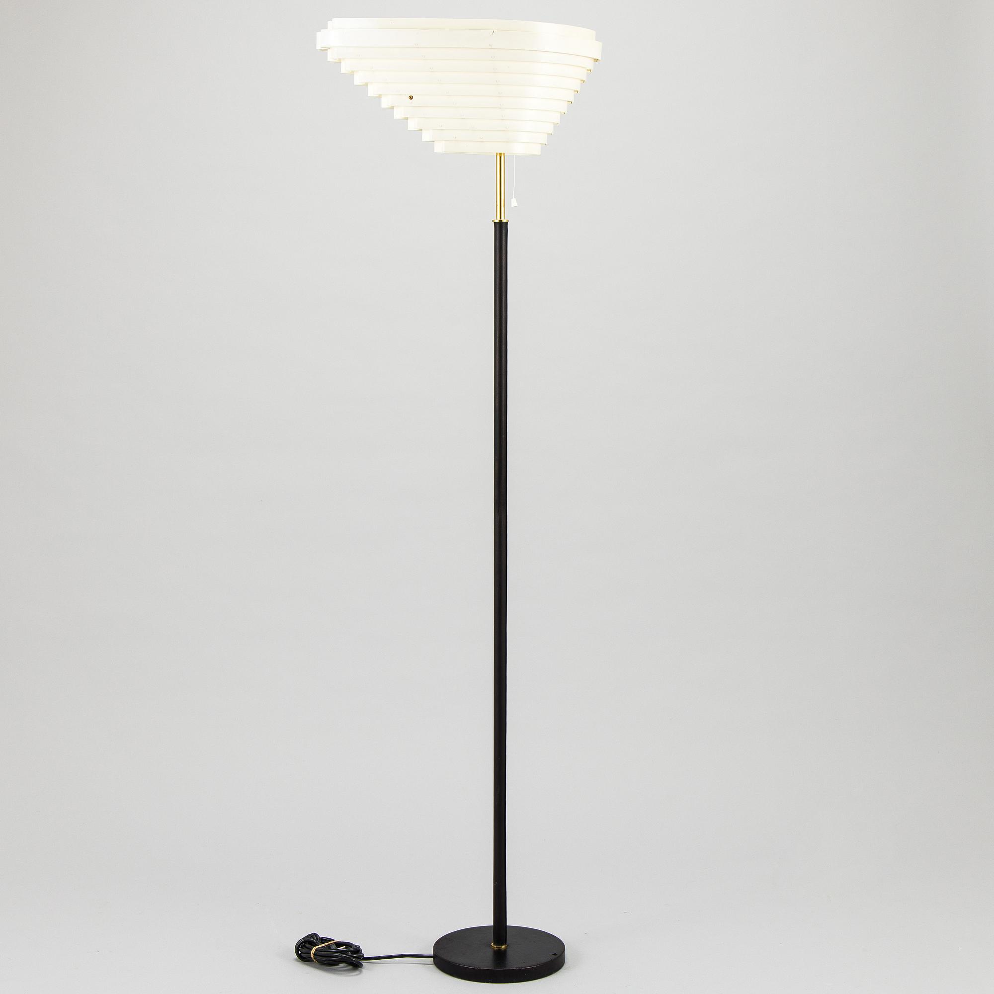Alvar Aalto, 'Angel wing' model A 805 floor light manufactured by Valaisinpaja Oy, end of 20th century.