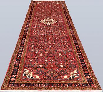 A Hamadan runner, approx. 425 x 108 cm.