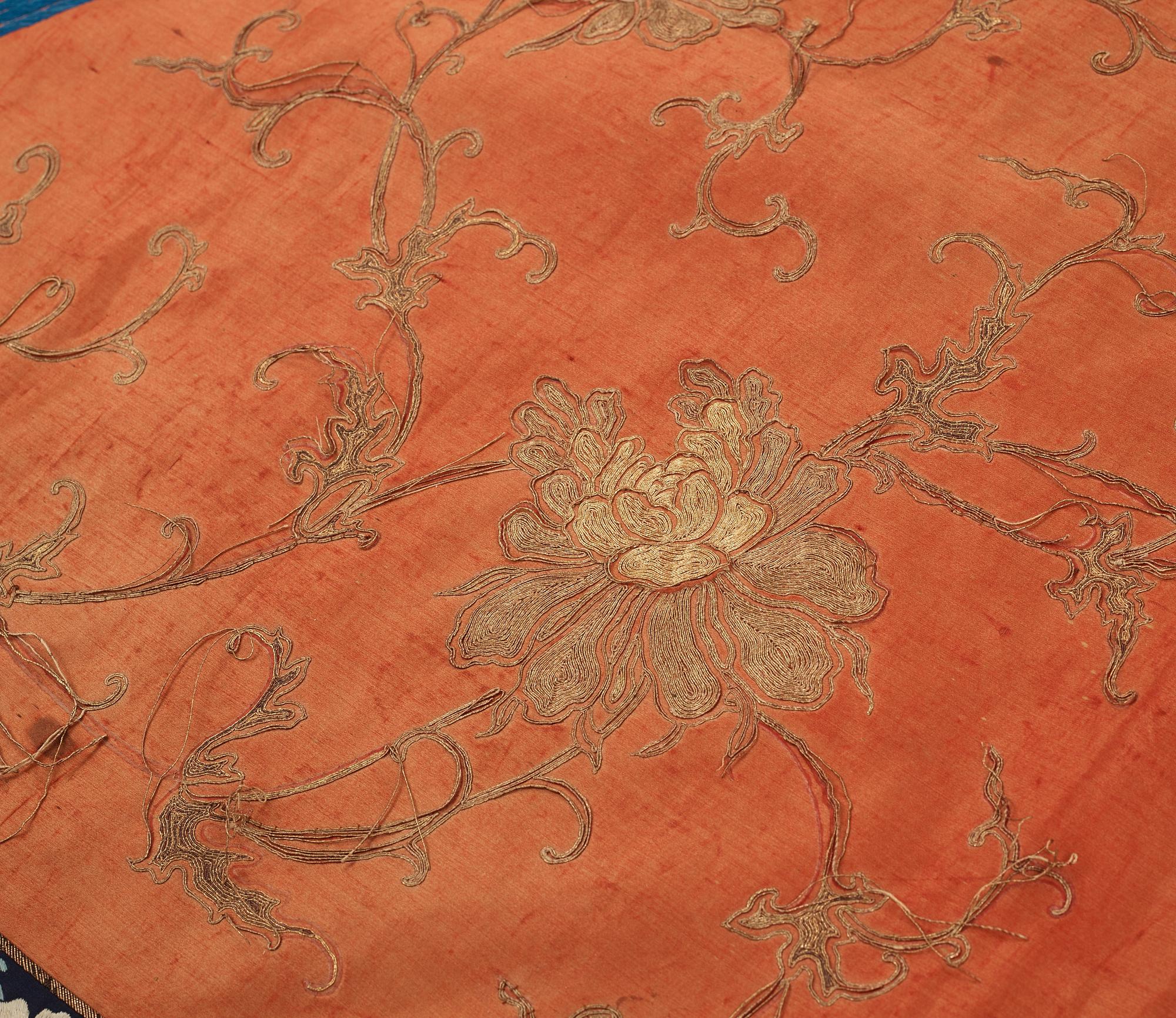 PARTI TEXTILIER, broderat siden. Qing dynastin.