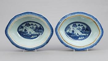 KAROTTER ETT PAR, & STEKFAT 2 st, porslin, Qingdynastin, Kina, 1700-tal till tidigt 1800-tal.