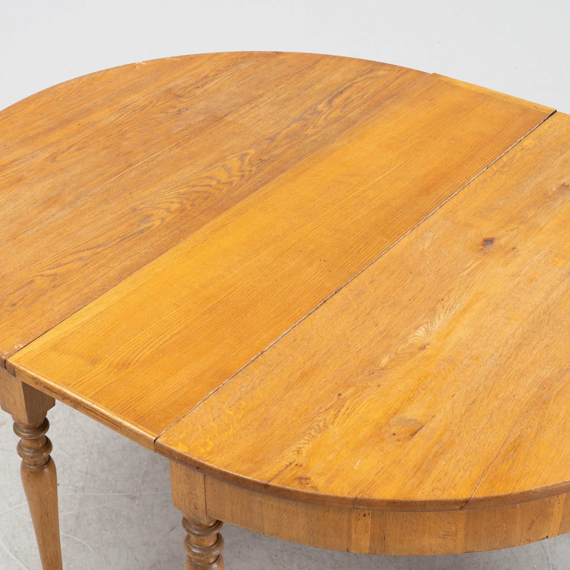 An oak dining table, around the year 1900.