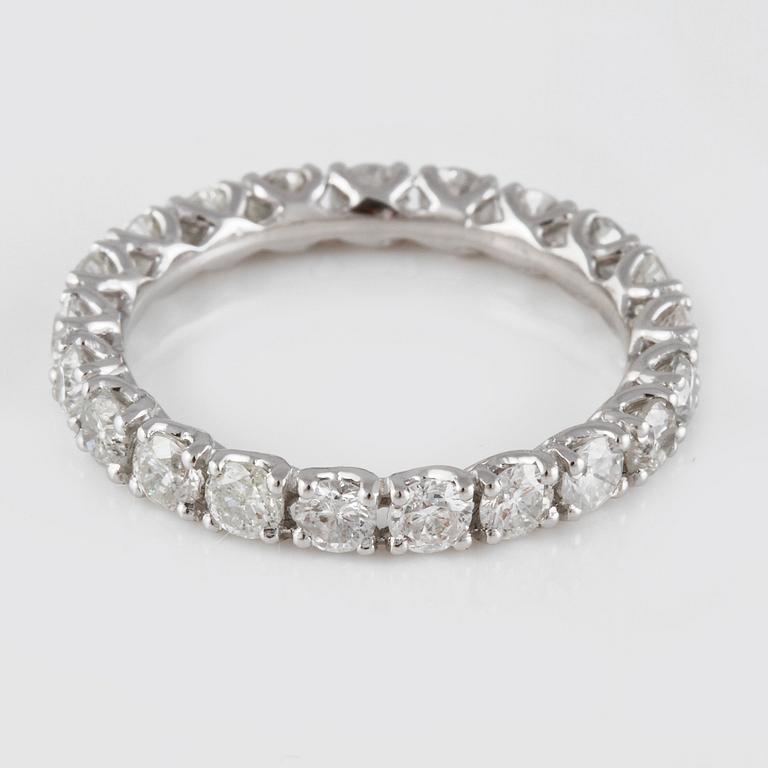 RING, 18K vitguld med briljantslipade diamanter ca 2.03 ct. Vikt 2,5 gram.