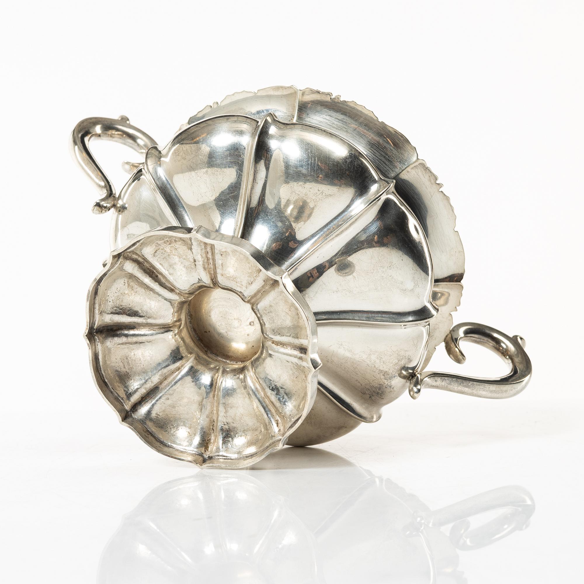 A sugar bowl with sugar tongs, silver, marks of Finlands Guldsmeds ab, Turku 1913 and Kuopios Guldsmed Ab, Oulu 1929.