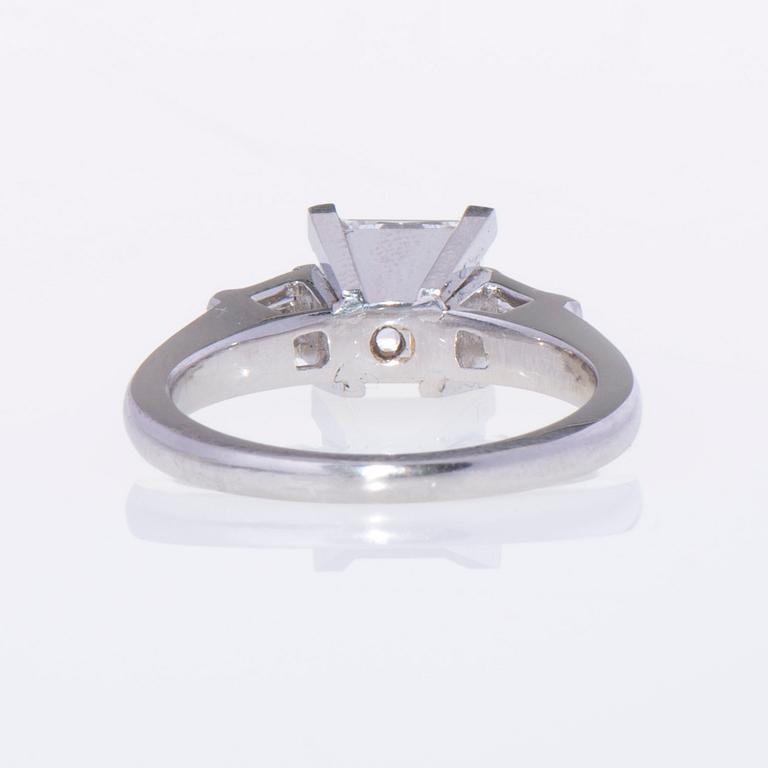 RING, platina, prinsesslipad diamant och baguetteslipade diamanter. Vikt ca 6,9 g.