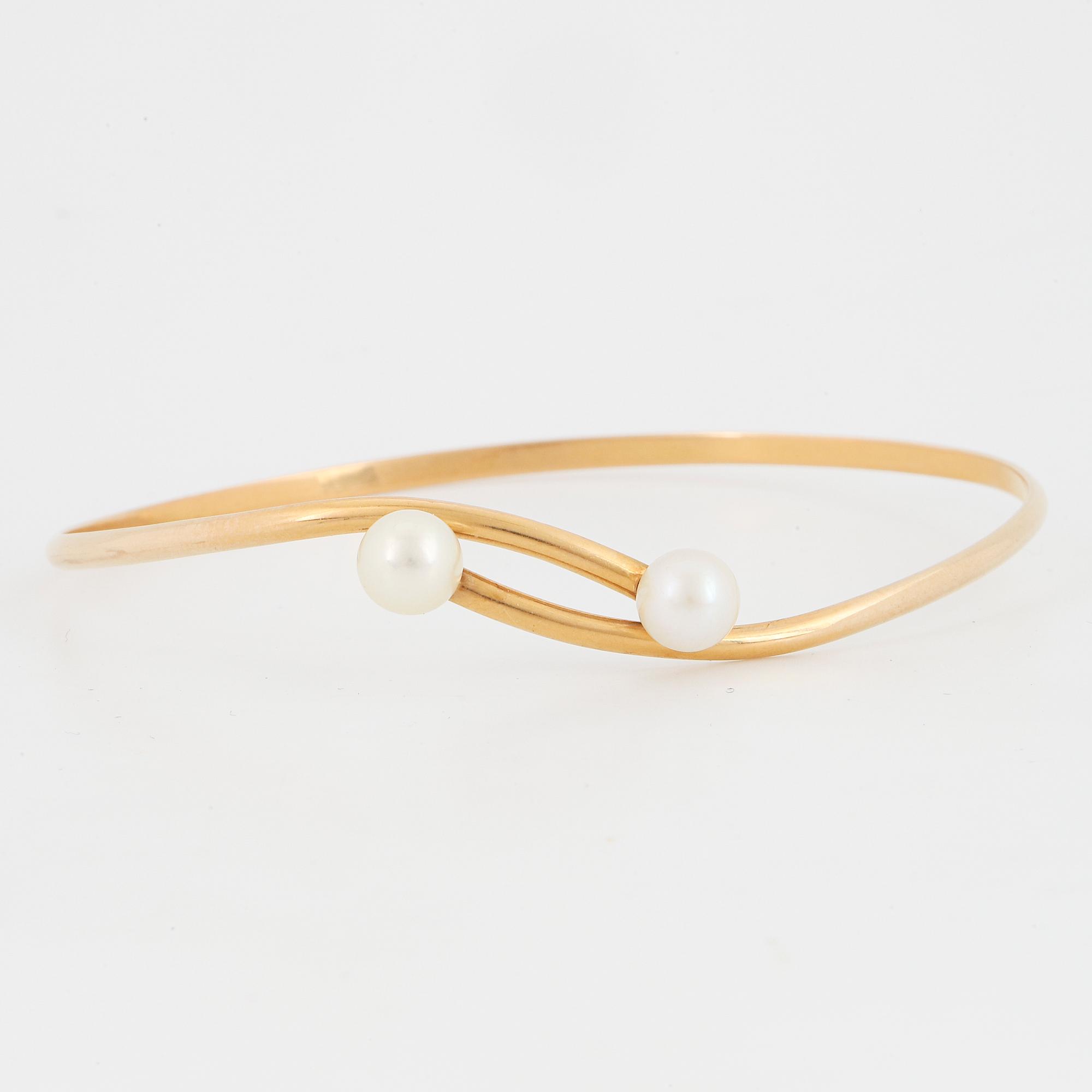 18K gold and cultured pearl bangle.