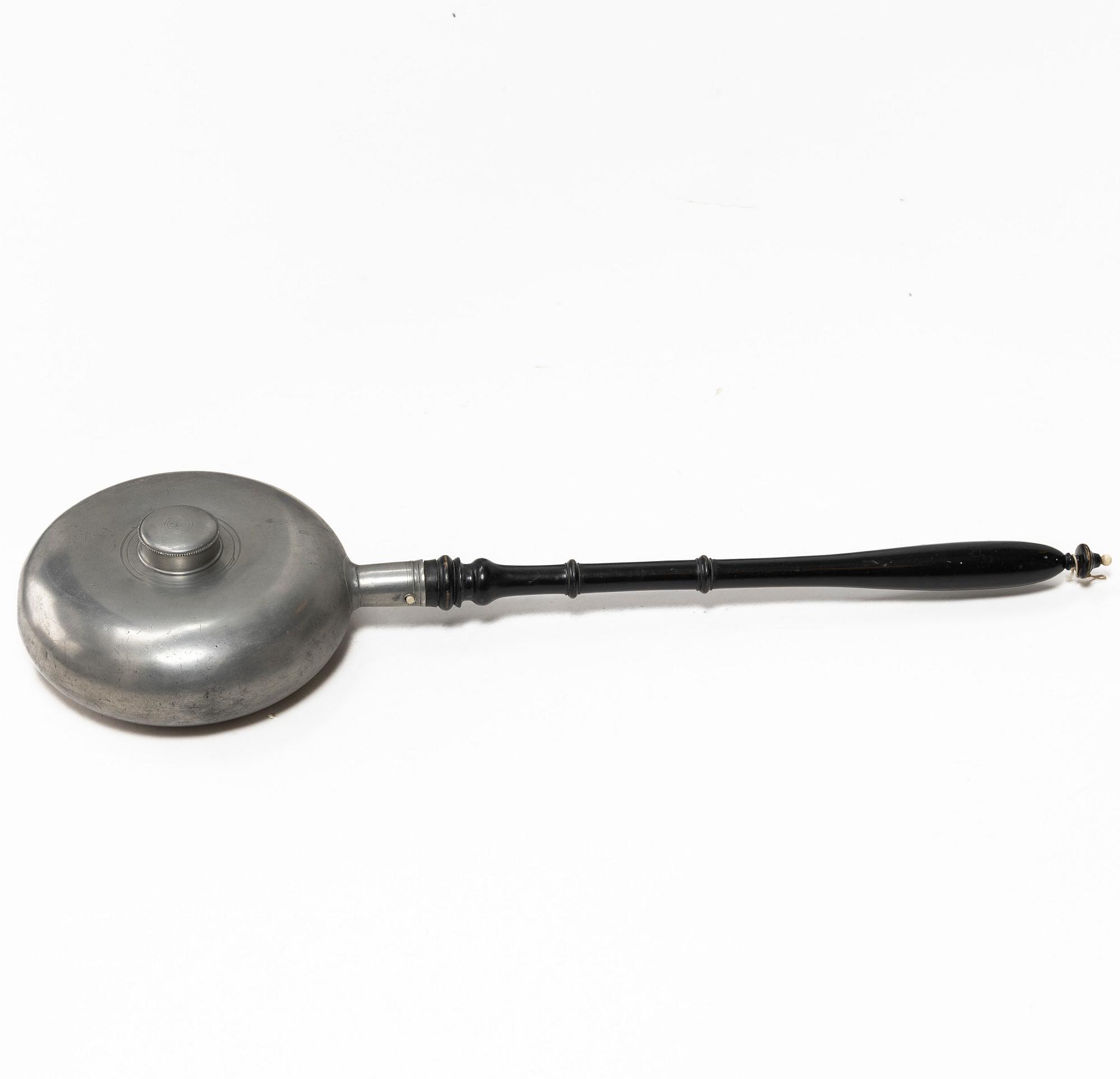 Sängvärmare, stämplad Nils  Abraham Santesson, Stockholm, 1861.