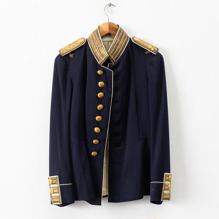 Uniform, m/1886, for officer of the Life Regiment Grenadiers.