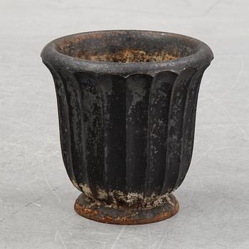 A cast iron garden urn, 20th Century.