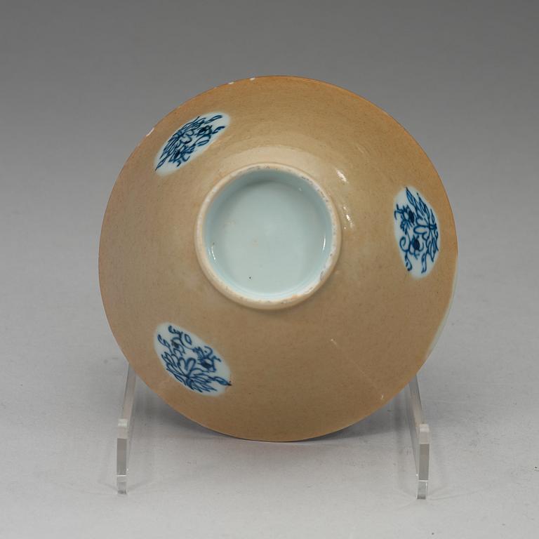 A blue and white and "café au lait" cup, Qing dynasty, Yongzheng (1723-36).