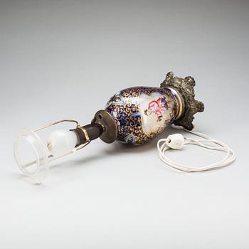 BORDSLAMPA, porslin, 1900-tal.