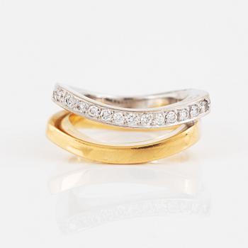 ENGELBERT, Ring, vit- och gult guld, en rad med briljantslipade diamanter.