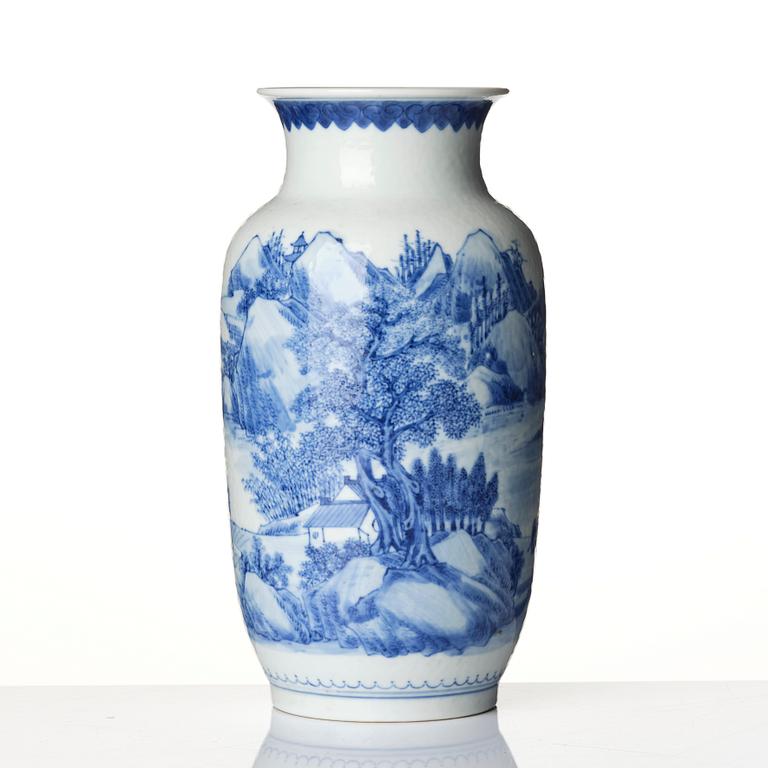 A blue and white 'landscape' vase, Qing dynasty, 19th century.