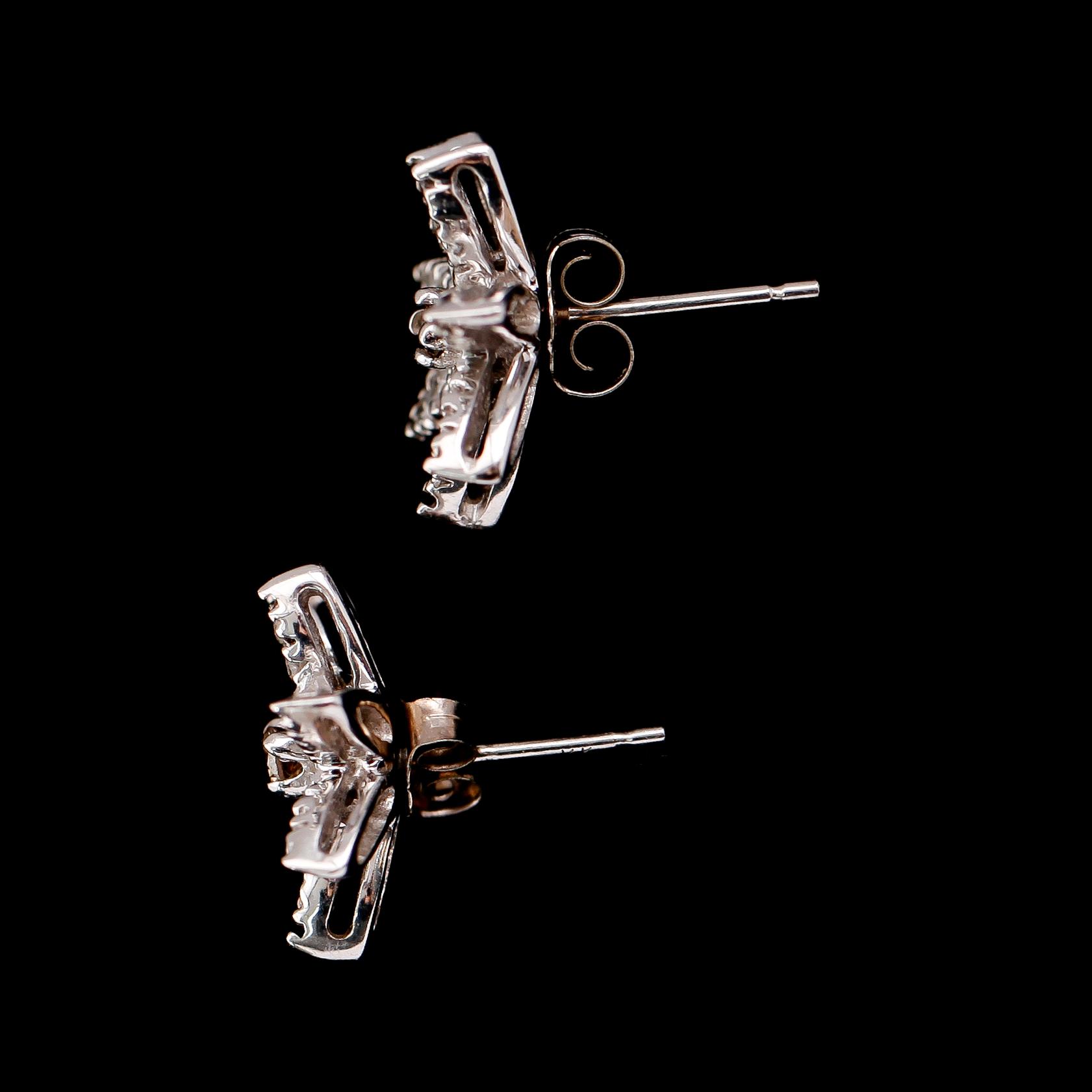 ÖRHÄNGEN, 1 par, 14 k vitguld, briljantslipade diamanter tot ca 0.50 ct.