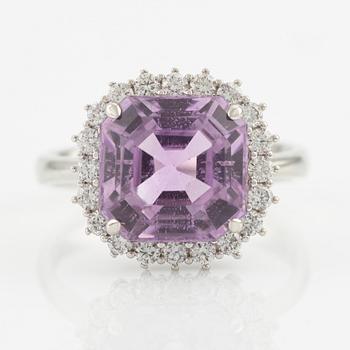 Ring 18K guld med en fasettslipad kunzit och runda briljantslipade diamanter.