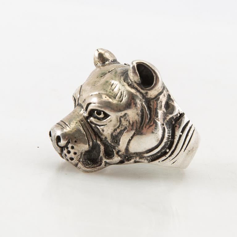 Ring, silver, in the form of a mastiff.