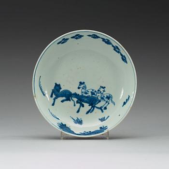 176. A blue and white horse dish, Tianqi/Chongzhen, 17th Century.