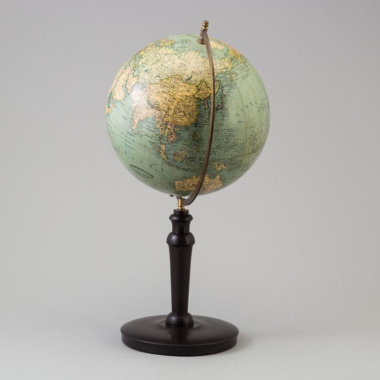 A globe from Nordiska Skolmaterielförlaget, Gunnar Saietz, Stockholm, first half of the 20th Century.