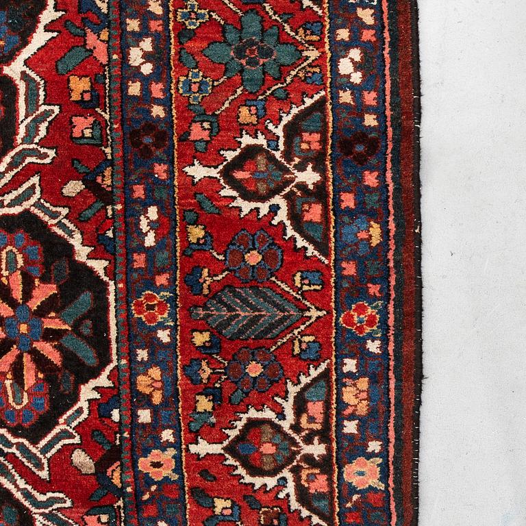 Carpet, Bakhtiari, 420 x 320 cm.