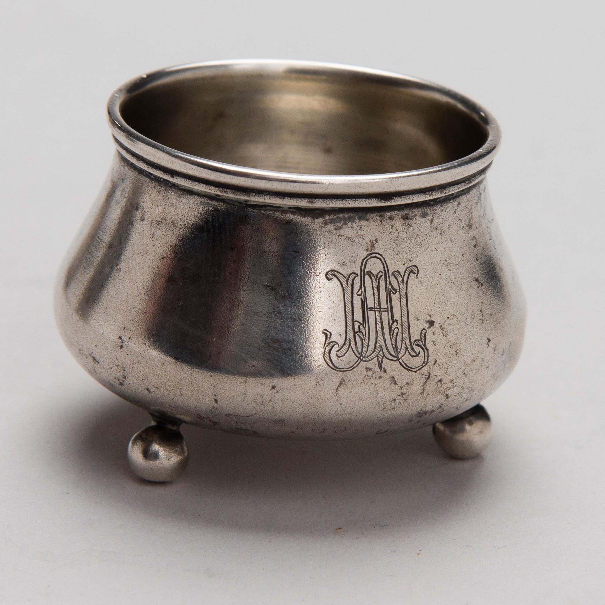 BÄGARE 2 ST OCH SALTKAR, silver, Ryssland, Kaukasus och Moskva 1800-tal.