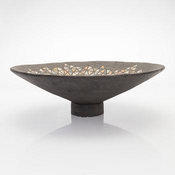 Inkeri Leivo, skål, "En bit av harlekinskjortan", keramik, signerad Inkeri Leivo.