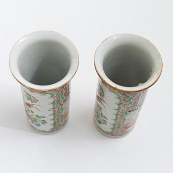 Vaser, fem stycken, porslin. Sen Qingdynasti, 1800-tal.