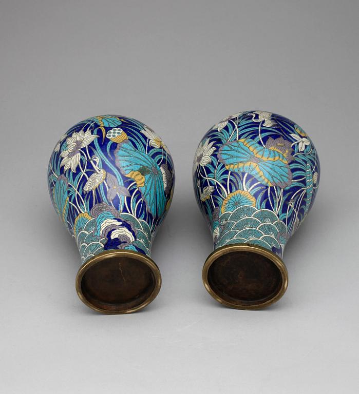 VASER, ett par, mässing, cloisonne, Kina tidigt 1900-tal.