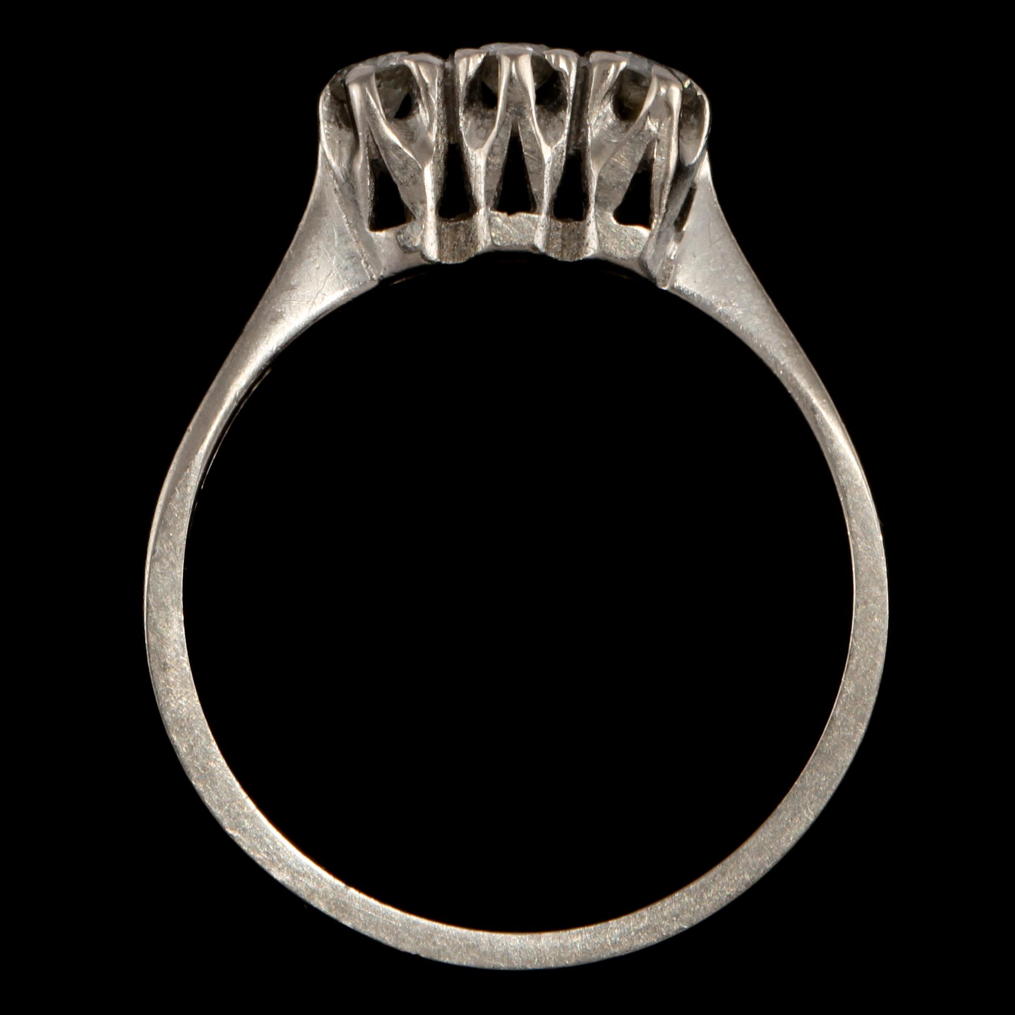 RING, 18k vitguld med tre briljantslipade diamanter tot 0.20 ct, KG Markström, Uppsala, 1972. Vikt 3 g.