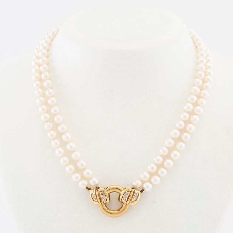 Necklace of cultured pearls and red and white gold with round brilliant-cut diamonds.