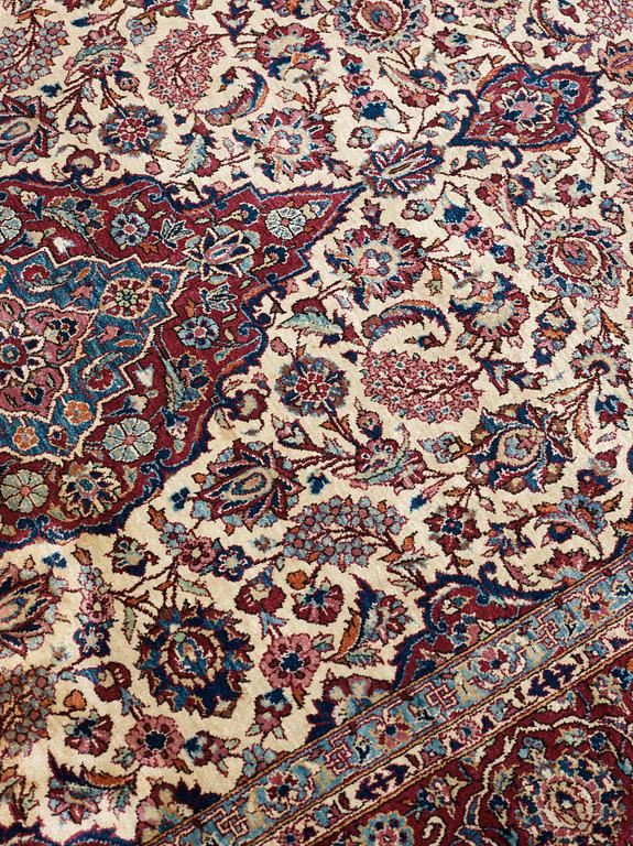 SEMI-ANTIQUE SILK KASHAN. 208 x 138,5 cm.