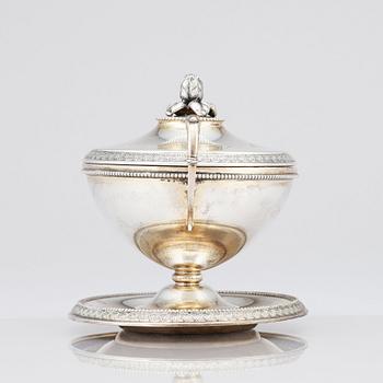 Karl Anderson, skål med lock, på fat, silver, Stockholm 1911. Gåva från Drottning Sofia.